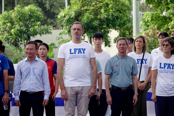 Đại sứ Olivier Brochet (thứ 2 từ trái sang) hy vọng Pháp và Việt Nam sẽ có thêm những chương trình hợp tác phát triển thể thao - Ảnh: HOÀNG TÙNG