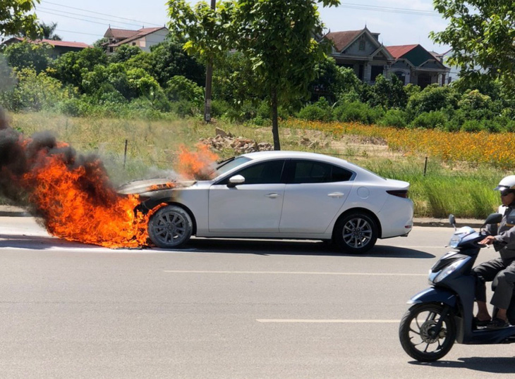 Hiện trường chiếc ô tô Mazda 3 bị cháy khi đang chạy trên đường - Ảnh: LÊ MINH