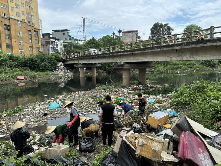 Nhóm tiến hành dọn rác, làm sạch nhiều dòng sông ở Hà Nội