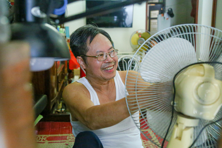 Thương binh Phạm Hồng Tư (Trung tâm điều dưỡng thương binh Thuận Thành, tỉnh Bắc Ninh) vẫn cần mẫn sửa chữa đồ điện, kiếm thêm thu nhập, nuôi sống bản thân và gia đình - Ảnh: HÀ QUÂN