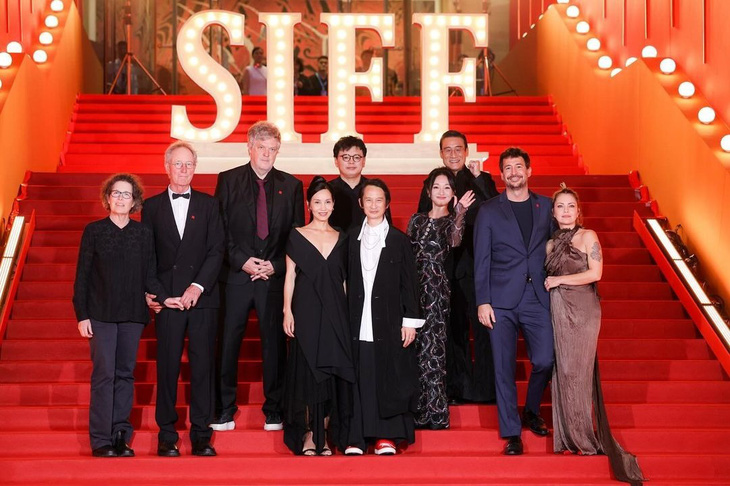 Đạo diễn Trần Anh Hùng, diễn viên Trần Nữ Yên Khê, diễn viên Châu Tấn cùng nhiều nhân vật khác trên thảm đỏ bế mạc Liên hoan phim quốc tế Thượng Hải - Ảnh: Weibo SIFF