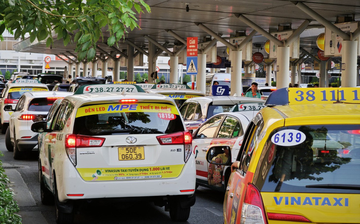 Xem xét cấp thẻ cho tài xế xe taxi, xe công nghệ ra vào đón khách ở Tân Sơn Nhất