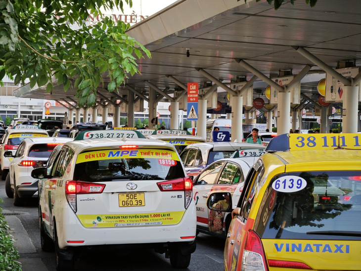 Sân bay Tân Sơn Nhất sẽ tăng cường kiểm tra giám sát hoạt động kinh doanh của taxi, xe công nghệ trong dịp hè, giải quyết dứt điểm hiện tượng chèo kéo, nâng giá cước - Ảnh: CÔNG TRUNG
