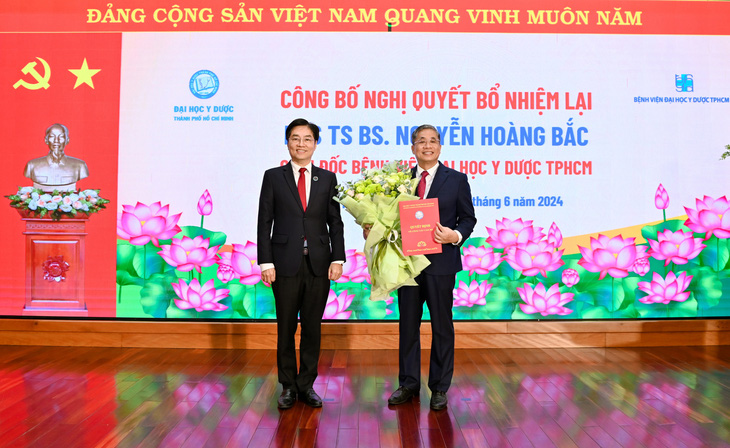 GS.TS Trần Diệp Tuấn trao nghị quyết bổ nhiệm cho PGS.TS Nguyễn Hoàng Bắc