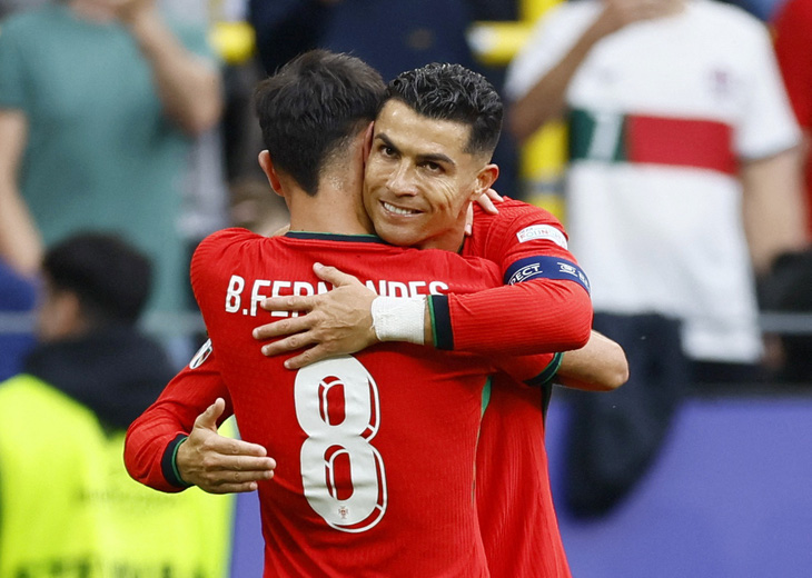 Ronaldo chia vui với Bruno sau khi chuyền bóng cho đàn em ghi bàn - Ảnh: REUTERS