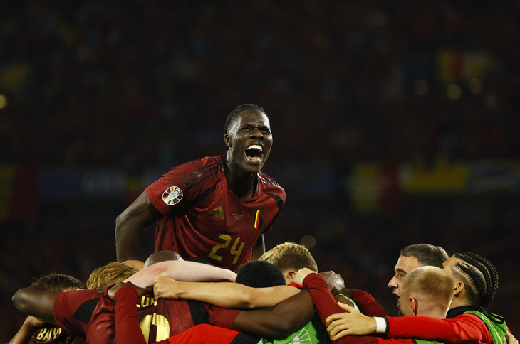 Các cầu thủ tuyển Bỉ mừng chiến thắng trước Romania tại Euro 2024 - Ảnh: REUTERS