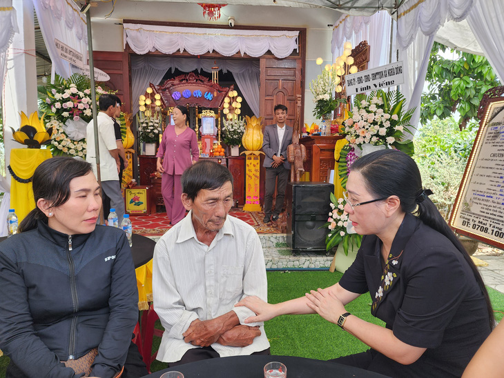 Bà Bùi Thị Quỳnh Vân, bí thư Tỉnh ủy Quảng Ngãi (phải), thăm viếng, động viên gia đình nạn nhân - Ảnh: TRẦN MAI