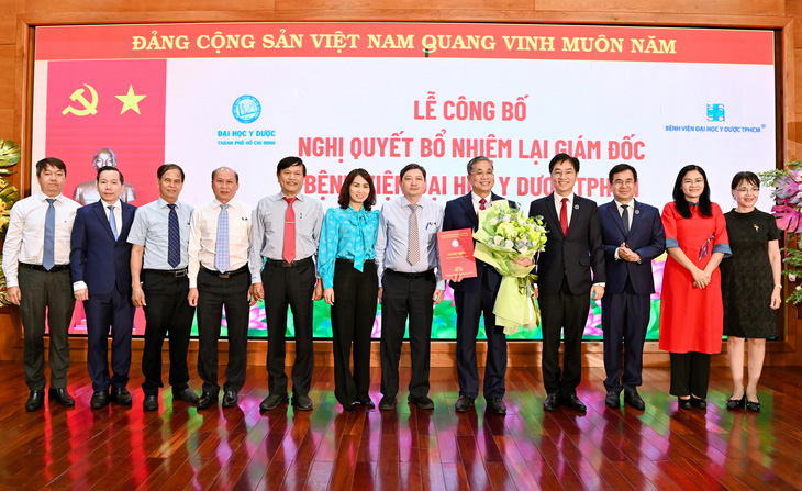 Hội đồng trưởng Ban giám hiệu Đại học Y Dược chúc mừng PGS.TS Nguyễn Hoàng Bắc