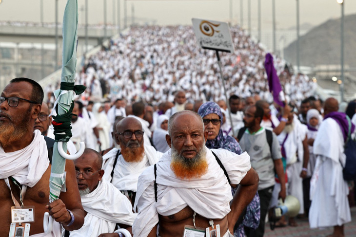 Những người hành hương đi trong nắng nóng đổ lửa ở Mecca, Saudi Arabia - Ảnh: AFP