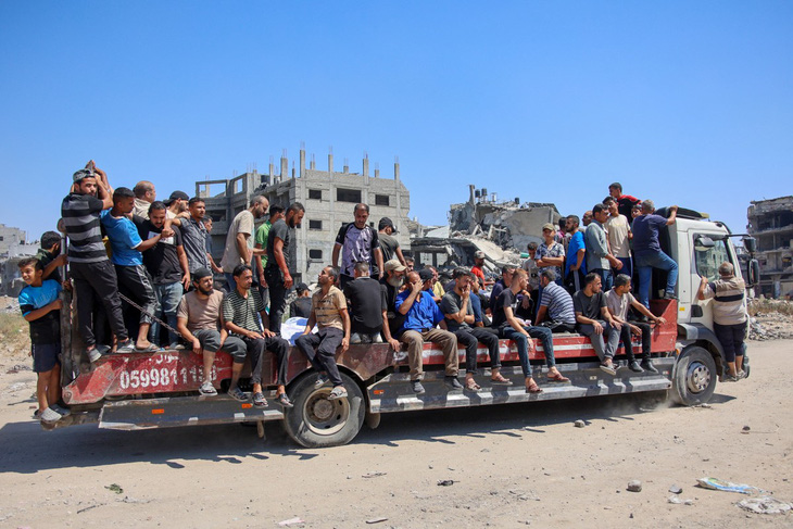 Xe chở thi thể người thiệt mạng sau vụ không kích ở Gaza City ngày 22-6 - Ảnh: AFP
