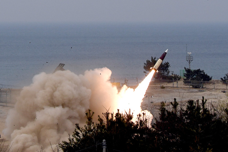 Tên lửa ATACMS có tầm bắn lên tới 300km, do Mỹ chuyển cho Ukraine - Ảnh: AFP