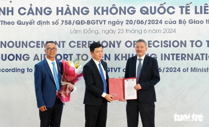Ông Lê Anh Tuấn (giữa), thứ trưởng Bộ Giao thông vận tải, trao quyết định nâng cấp sân bay quốc tế cho Tổng công ty Cảng hàng không Việt Nam - Ảnh: M.V