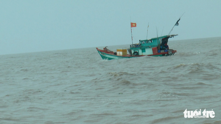 Mưa to kèm theo gió mạnh khiến nhiều phương tiện đánh bắt thủy sản gặp nguy hiểm khi hoạt động trên biển - Ảnh: THANH HUYỀN