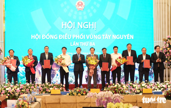 Phó thủ tướng Trần Lưu Quang (thứ 5 từ trái qua) trao quyết định phê duyệt quy hoạch vùng Tây Nguyên cho lãnh đạo các tỉnh Tây Nguyên - Ảnh: M.V.