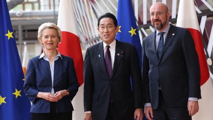 Chủ tịch Ủy ban châu Âu Ursula von der Leyen (trái) chụp hình cùng Thủ tướng Nhật Bản Kishida Fumio (giữa) và Chủ tịch Hội đồng châu Âu Charles Michel (phải) ngày 13-7-2023 - Ảnh: Ủy ban châu Âu