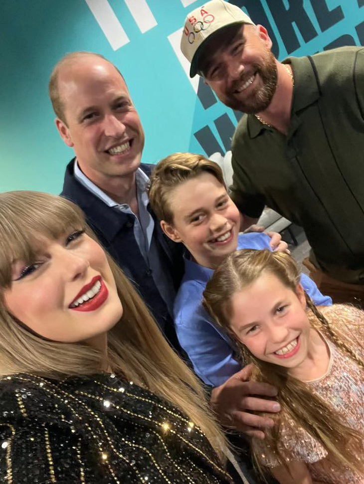 Bức ảnh "tự sướng" của Taylor Swift và bạn trai Travis Kelce, cùng với Thái tử William, Hoàng tử George, Công chúa Charlotte 