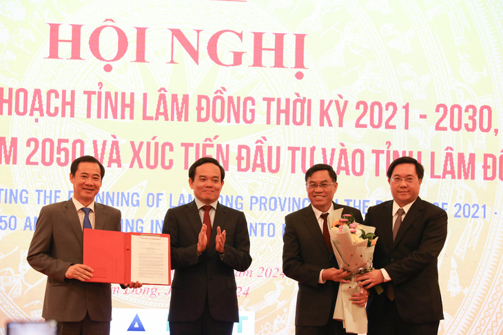 Phó thủ tướng Trần Lưu Quang (thứ hai từ trái qua) trao quyết định của Thủ tướng Chính phủ về quy hoạch tỉnh Lâm Đồng đến năm 2030, tầm nhìn đến năm 2050 - Ảnh: M.V