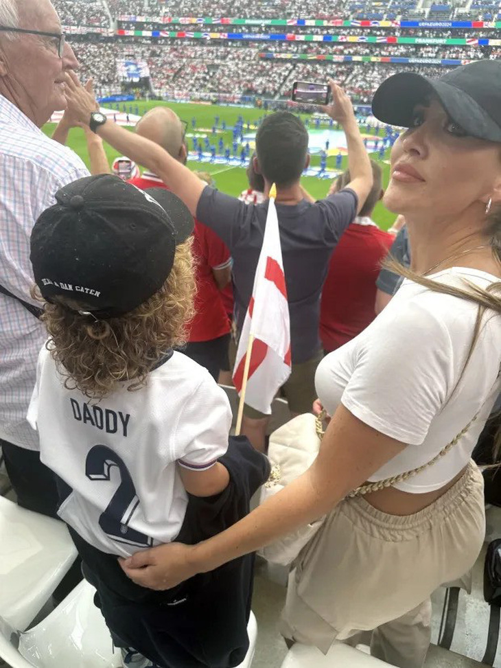 Lauryn Goodman và con trai của Kyle Walker đi cổ vũ đội tuyển Anh ở Euro 2024 - Ảnh: SPLASH