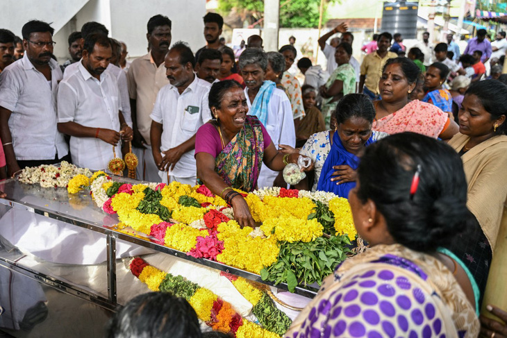 Thân nhân người mất vì ngộ độc rượu ở xã Kallakurichi, bang Tamil Nadu, Ấn Độ - Ảnh: AFP