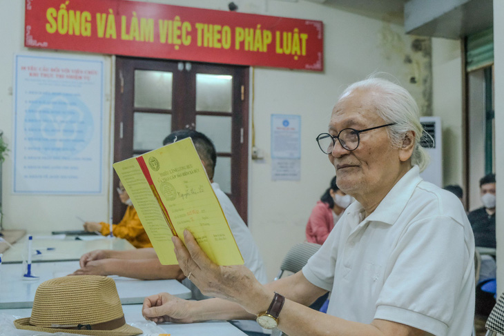 Người cao tuổi làm thủ tục liên quan đến lương hưu tại Bảo hiểm xã hội quận Hai Bà Trưng, Hà Nội - Ảnh: HÀ QUÂN