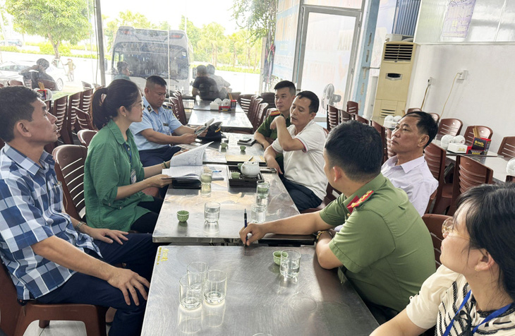 Đoàn liên ngành của TP Hạ Long, tỉnh Quảng Ninh làm việc với nhà hàng Minh Phi 1 sau vụ việc ứng xử thiếu văn hóa với khách du lịch - Ảnh: HỒNG PHƯƠNG