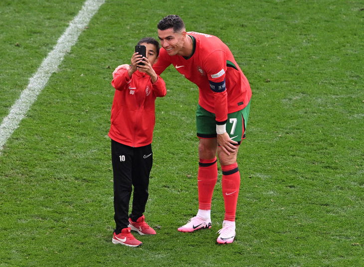 Cậu bé 10 tuổi Berat đã thành công tiếp cận Ronaldo để chụp ảnh - Ảnh: Reuters