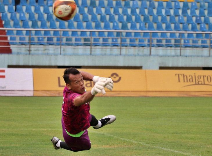 Thủ môn Tấn Trường bị hạ gục vì bàn phản lưới - Ảnh minh họa: TTPBFC