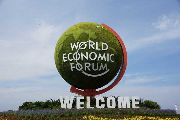Mô hình địa cầu với thông điệp chào mừng đến WEF Đại Liên 2024 tại địa điểm chính của hội nghị - Ảnh: TÂN HOA XÃ