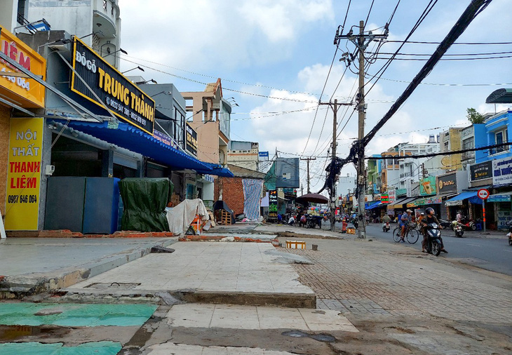 Các hộ dân trên đường Nguyễn Thị Định xây lùi nhà vào trong - Ảnh: GIAI THỤY