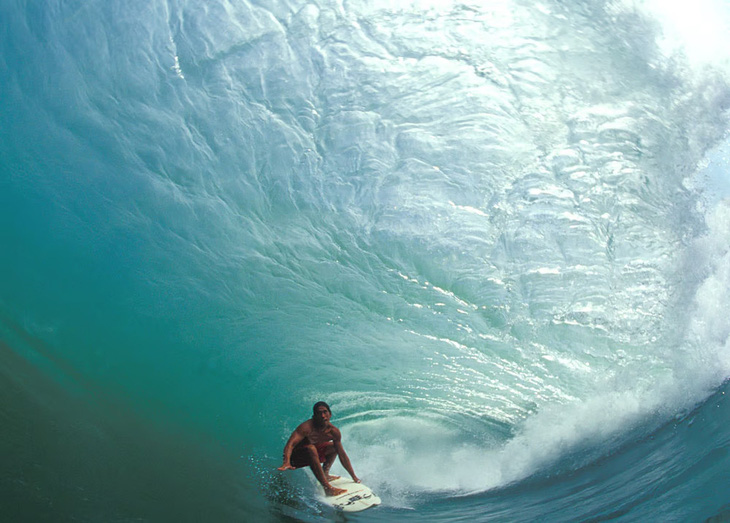 Là một tay lướt sóng thiện nghệ, Tamayo Perry cũng thường xuất hiện trong những tấm ảnh "cưỡi sóng" ấn tượng trên Internet - Ảnh: GETTY IMAGES