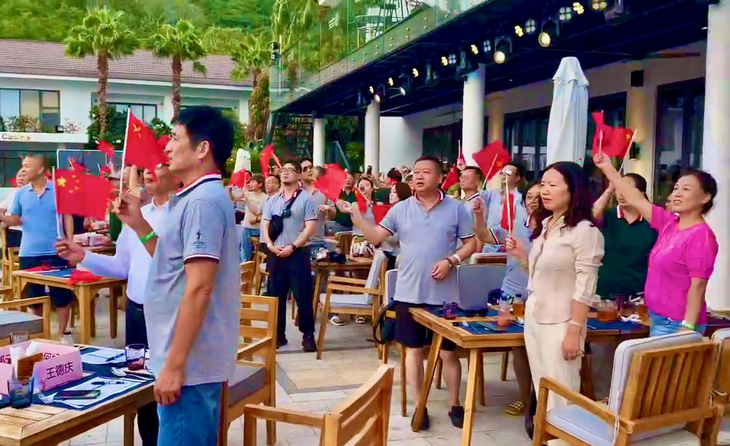 Cả trăm khách cầm cờ Trung Quốc vẫy và hát ngay tại du thuyền Ana Marina Nha Trang - Ảnh cắt từ clip