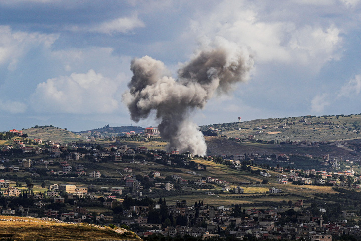 Cột khói bốc lên tại Lebanon sau vụ tấn công của Israel hồi đầu tháng 6 - Ảnh: REUTERS