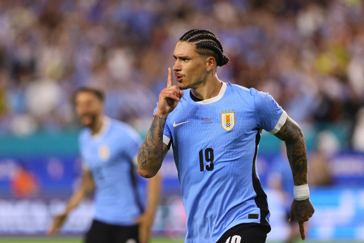 Darwin Nunez bỏ lỡ nhiều cơ hội, nhưng đã ghi được một bàn thắng đẹp mắt giúp Uruguay giành chiến thắng - Ảnh: Reuters