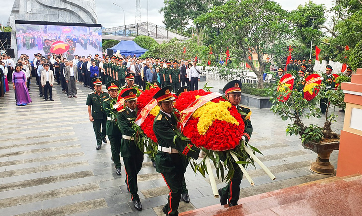 Các đơn vị quân đội thuộc Quân khu V dâng vòng hoa viếng các anh hùng liệt sĩ đã hy sinh trong trận Đak Pơ - Ảnh: S.T. 