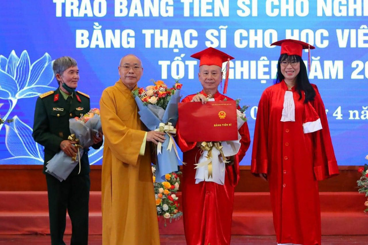 Thượng tọa Thích Chân Quang (thứ 2 từ phải sang) nhận bằng tiến sĩ luật vào tháng 4-2022 -  Ảnh: Cổng TTĐT Giáo hội Phật giáo Việt Nam