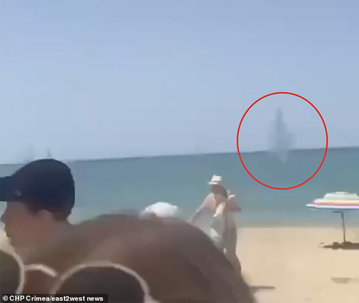 Các mảnh tên lửa bắn khắp bờ biển ở Crimea ngày 23-6 - Ảnh: east2west news