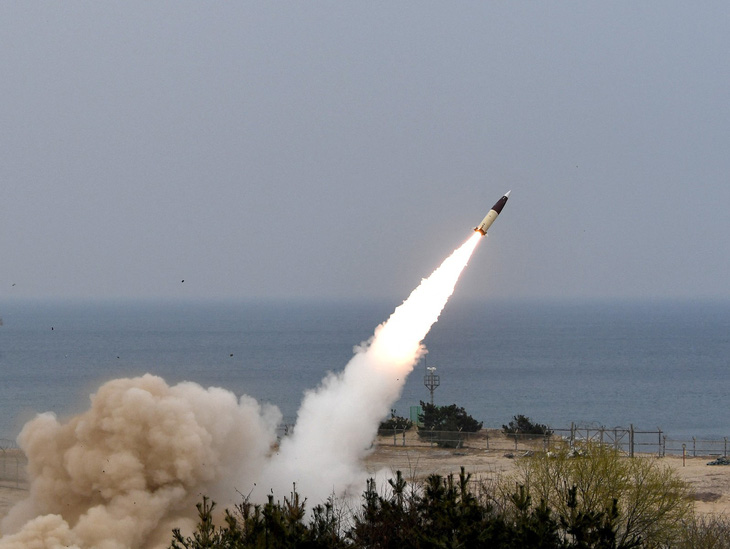 Nga cáo buộc Mỹ cũng có trách nhiệm tương đương khi trao tên lửa ATACMS để Ukraine tấn công Crimea - Ảnh: AFP