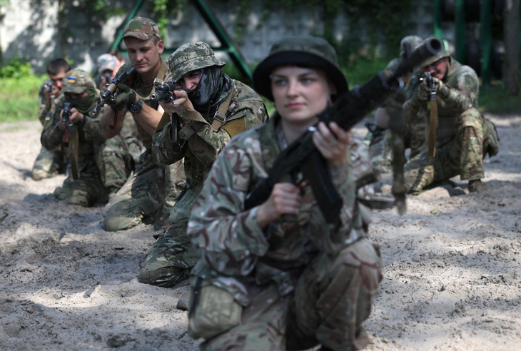 Gia nhập EU khi chiến tranh còn tiếp diễn sẽ là thách thức cho Ukraine - Ảnh: AFP