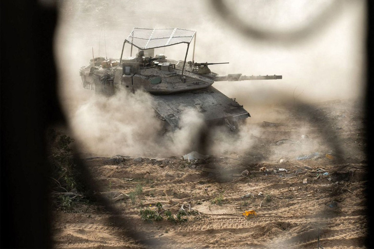 Xe tăng của quân đội Israel hoạt động ở thành phố Rafah thuộc Dải Gaza ngày 23-6 - Ảnh: AFP