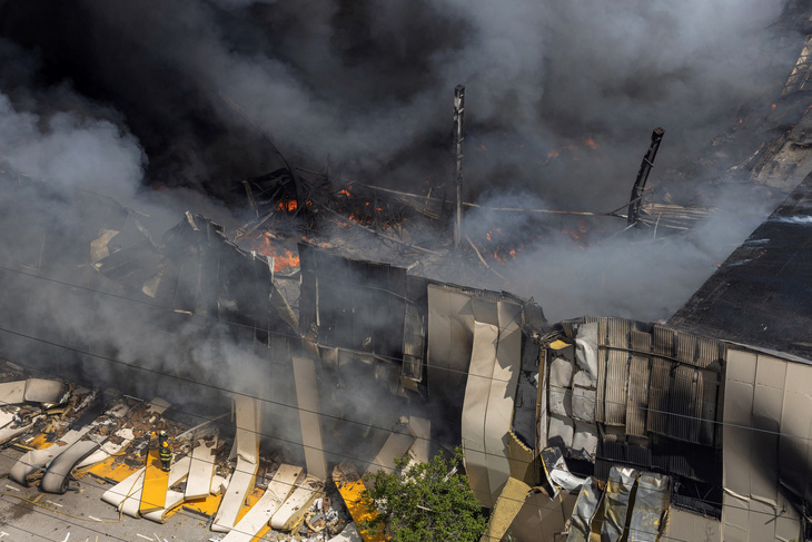 Hiện trường đám cháy lớn sau vụ tấn công của Nga vào khu vực Odessa ngày 24-6 - Ảnh: AFP
