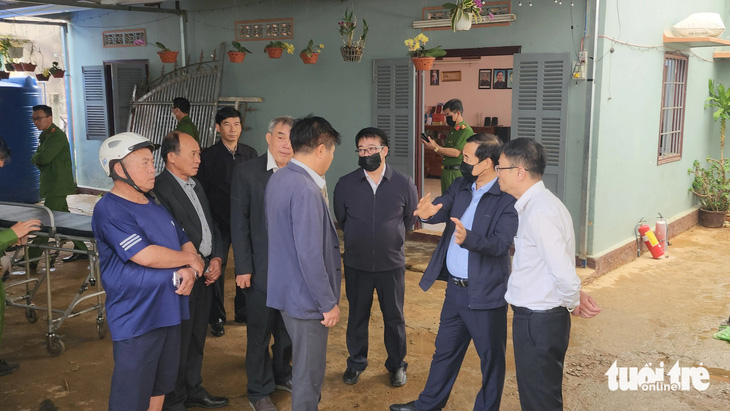 Lãnh đạo tỉnh Lâm Đồng và TP Đà Lạt đến thăm gia đình và chỉ đạo xử lý hậu quả vụ cháy - Ảnh: M.V.