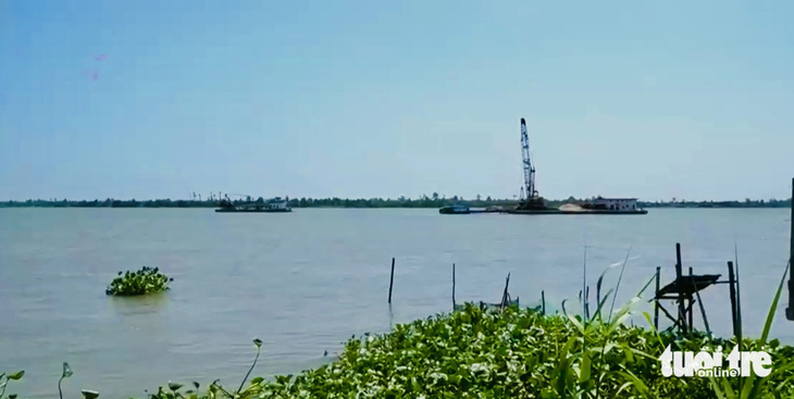 Mỏ cát xã Tân Khánh Trung, huyện Lấp Vò đang ngưng hoạt động do xuất hiện sạt lở bờ sông gần khu vực khai thác - Ảnh: ĐẶNG TUYẾT