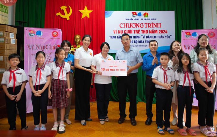 Tặng 10 máy tính cho Trường tiểu học Nguyễn Thị Minh Khai - Ảnh: Michael Neo