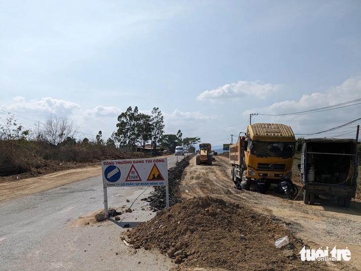 Thi công nâng cấp quốc lộ 19 đoạn qua huyện Đak Pơ, tỉnh Gia Lai  - Ảnh tư liệu: TẤN LỰC 