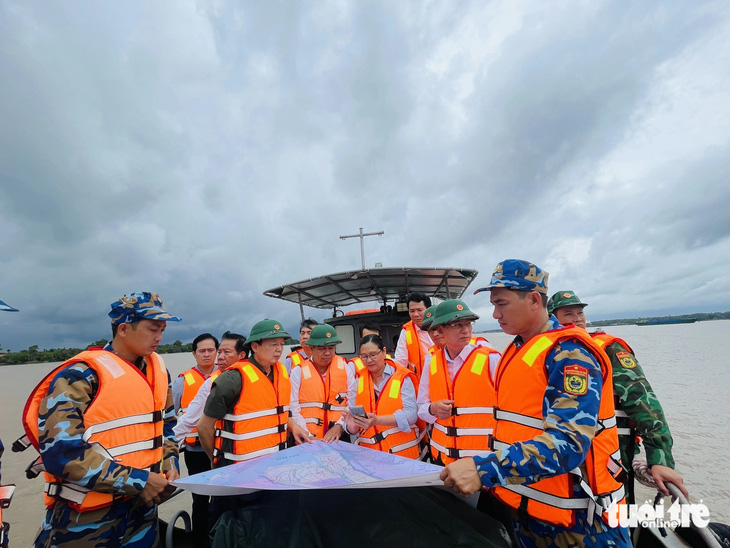 Phó thủ tướng Trần Hồng Hà (thứ hai từ trái sang) khảo sát khu vực chuẩn bị cấp phép khai thác cát ở sông Hàm Luông, tỉnh Bến Tre - Ảnh: MẬU TRƯỜNG