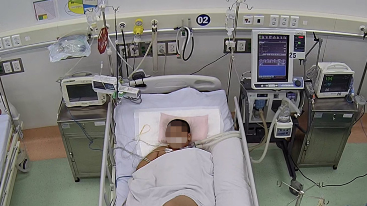 Bệnh nhi 11 tuổi (ngụ tỉnh Đồng Tháp) từng bị viêm phổi hoại tử nặng, sốc nhiễm khuẩn do nhiễm tụ cầu đa kháng - Ảnh: Bác sĩ cung cấp 