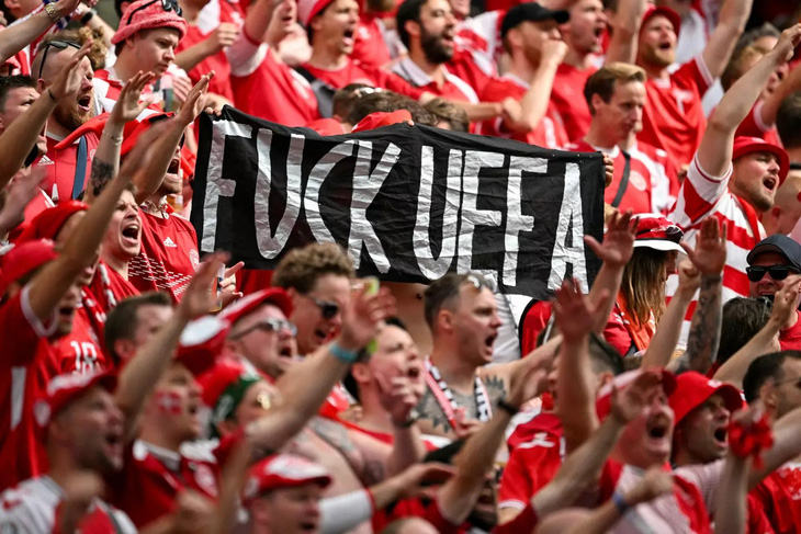 Tấm biểu ngữ xúc phạm UEFA khiến Đan Mạch bị phạt - Ảnh: GETTY