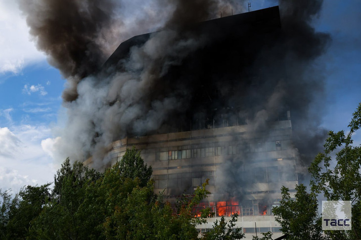 Hiện trường vụ cháy gần thủ đô Matxcơva, Nga ngày 24-6 - Ảnh: TELEGRAM TASS