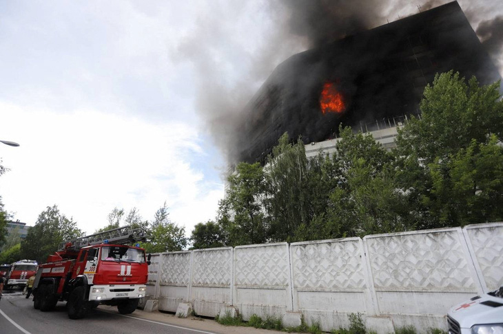 Khói đen bốc lên từ tòa nhà bị cháy gần thủ đô Matxcơva - Ảnh: REUTERS