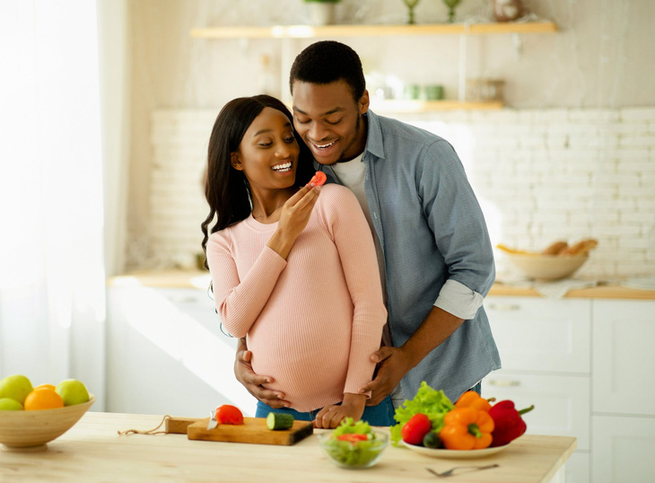 Chế độ ăn uống của người cha trước khi thụ thai ảnh hưởng đến sức khỏe của con họ - Ảnh: Earth.com